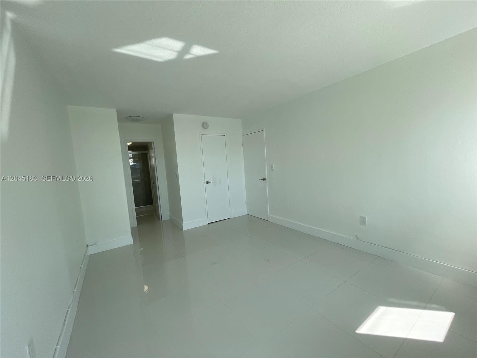 220 Kings Point Dr 502 photo 10