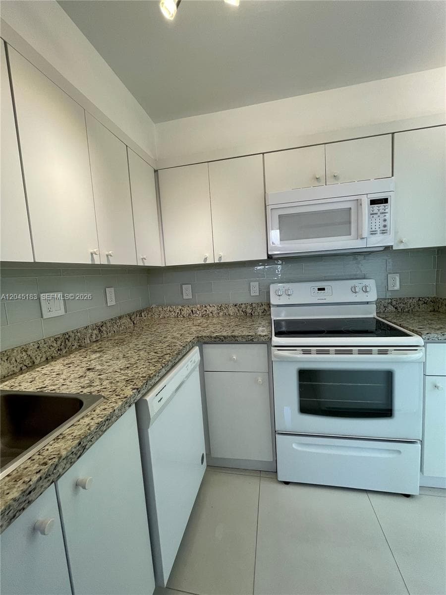 220 Kings Point Dr 502 photo 14