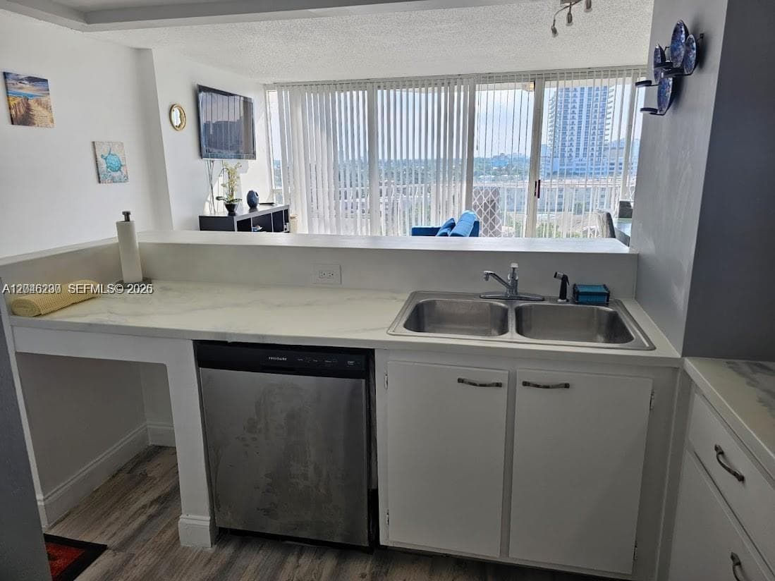 7601 E Treasure Dr 811 photo 6