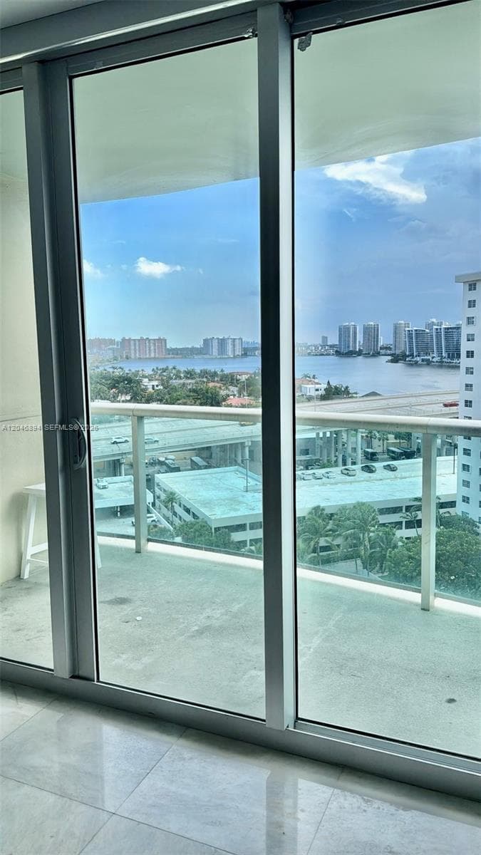 19380 Collins Ave 1423 photo 4