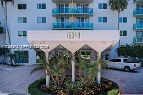 19380 Collins Ave 1423 photo 25