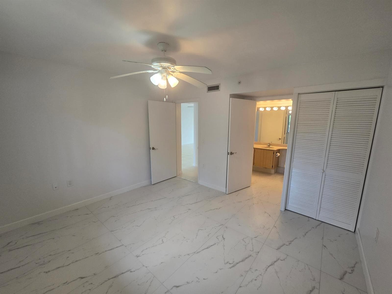 901 Seafarer Circle 104 photo 17