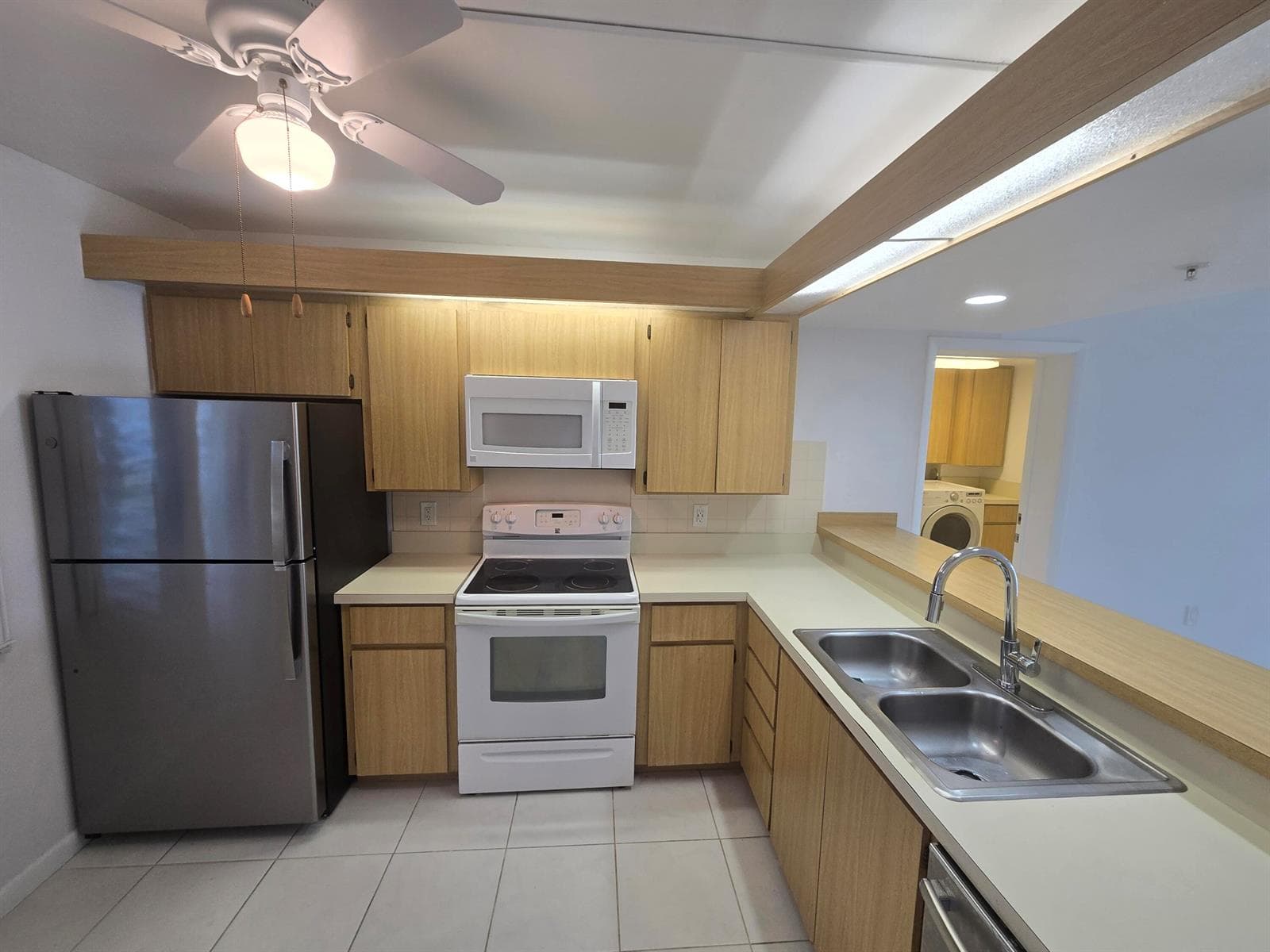 901 Seafarer Circle 104 photo 3