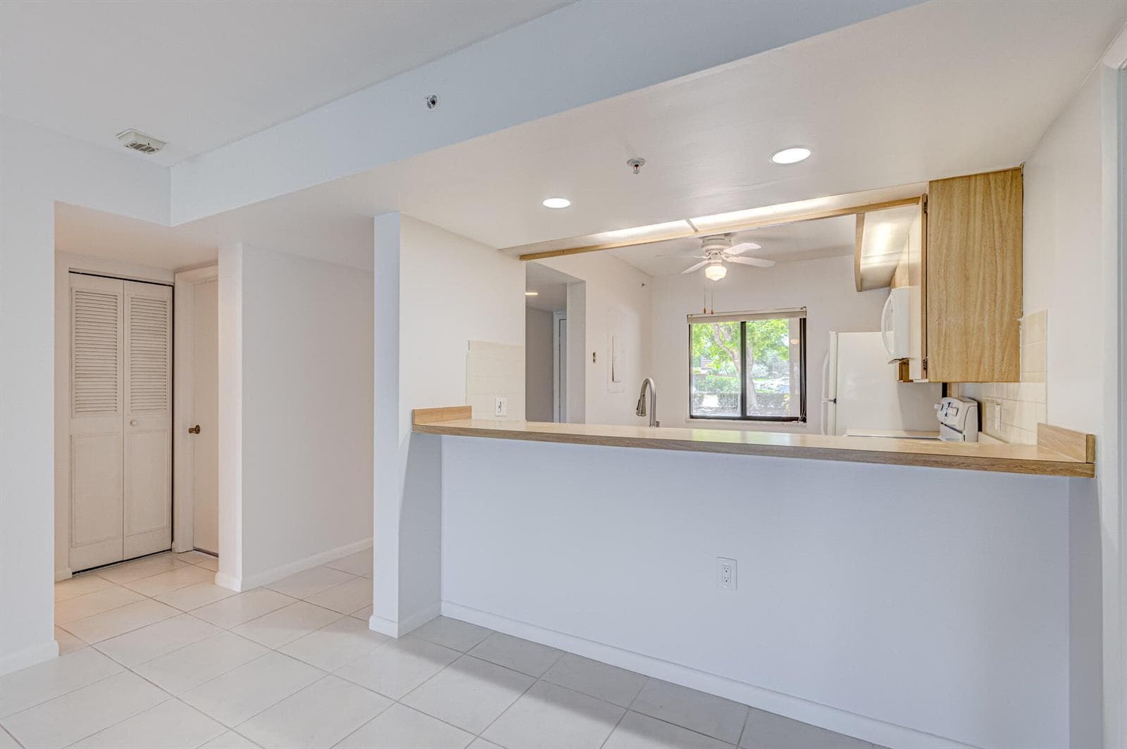 901 Seafarer Circle 104 photo 5