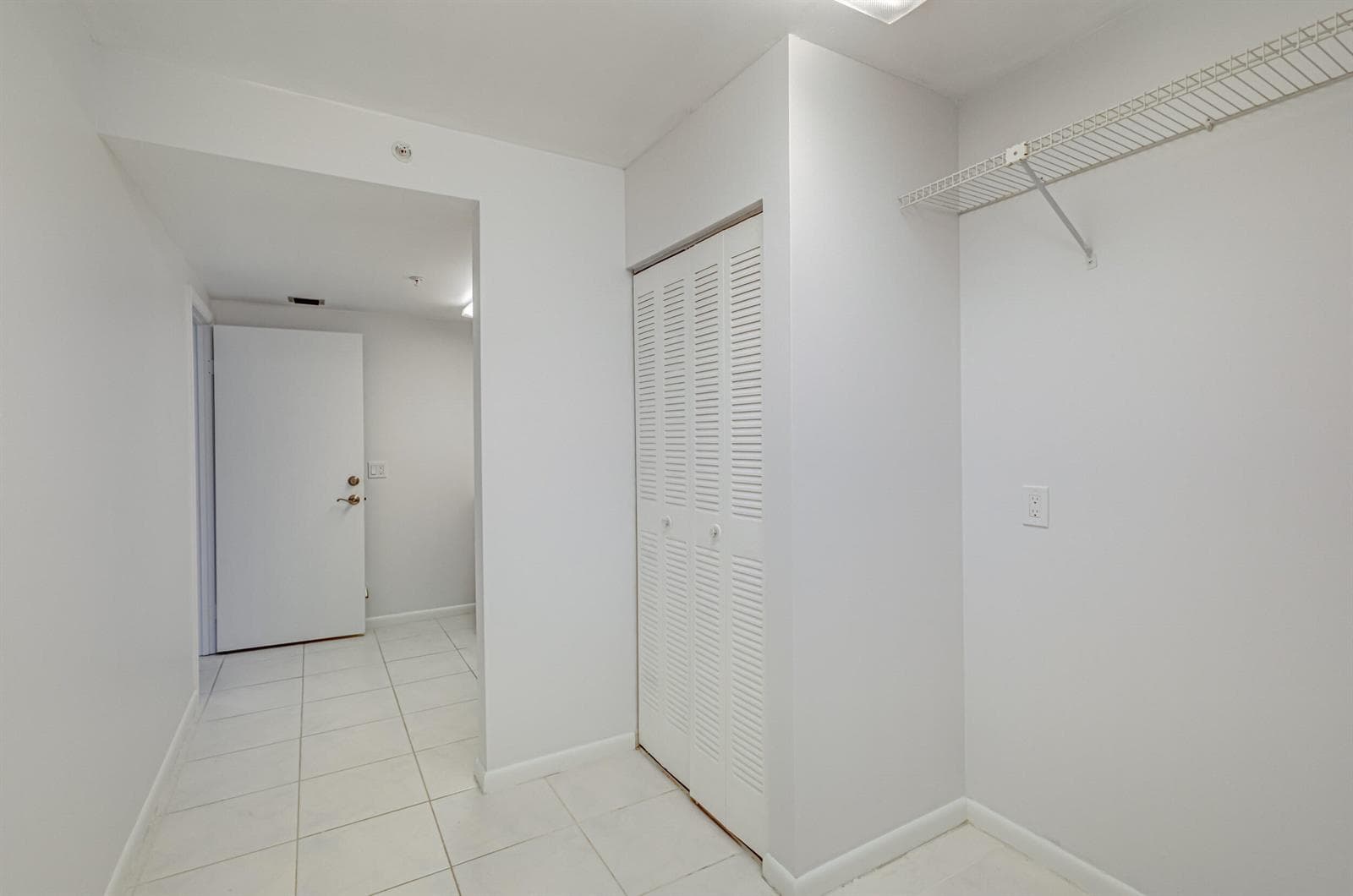 901 Seafarer Circle 104 photo 18