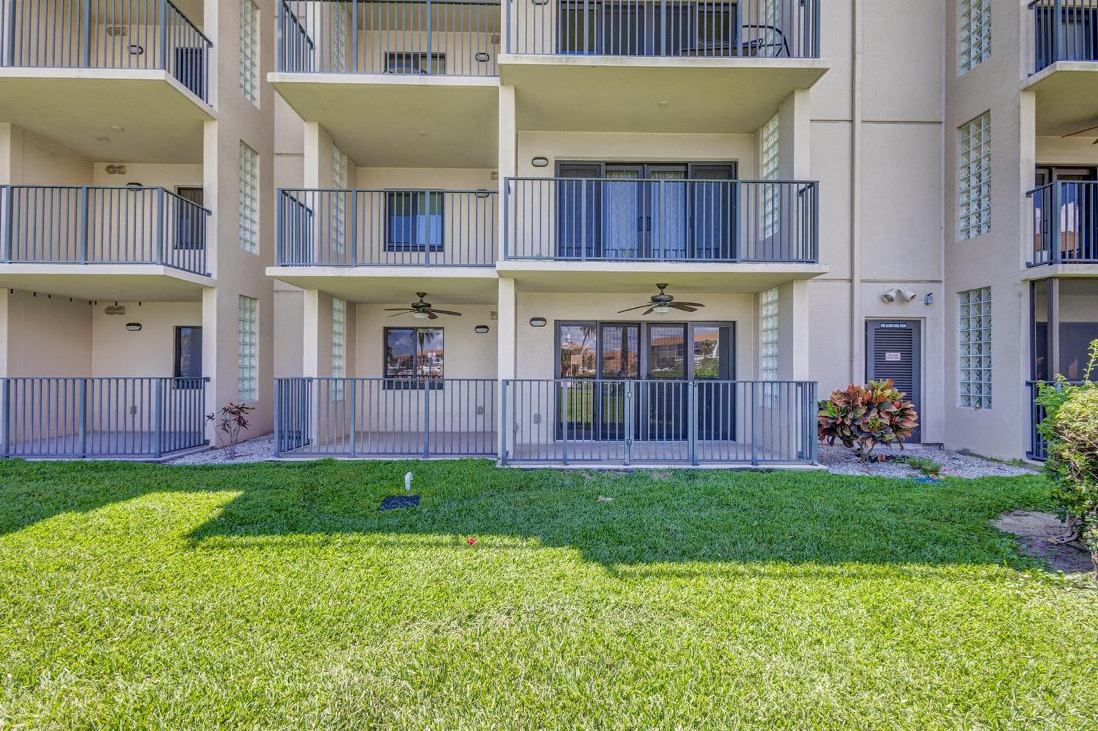 901 Seafarer Circle 104 photo 11