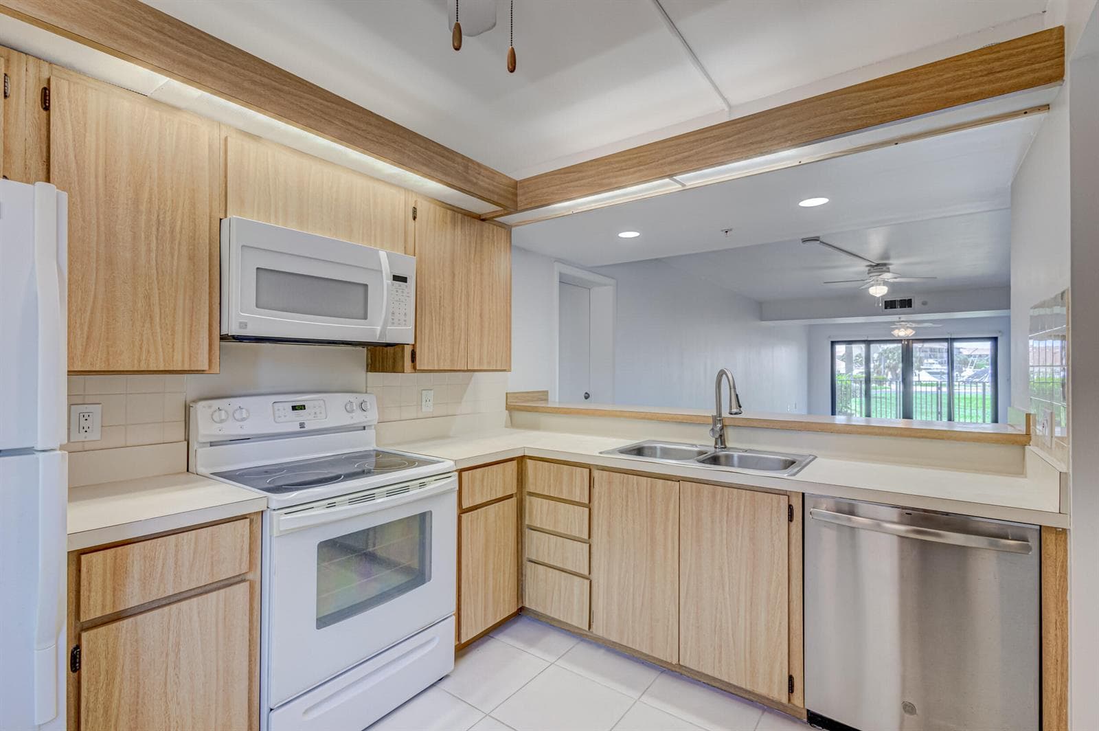 901 Seafarer Circle 104 photo 4