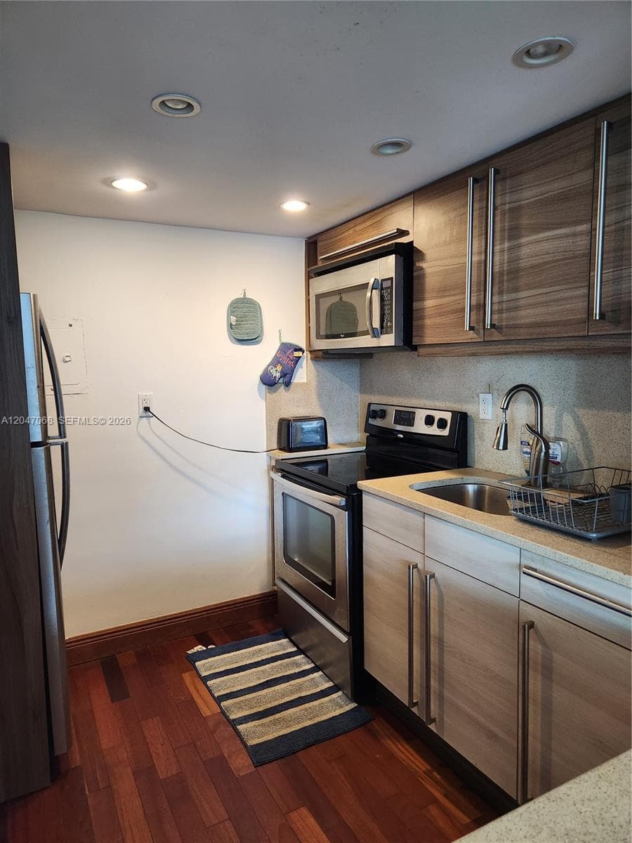 5401 Collins Ave 1110 photo 11