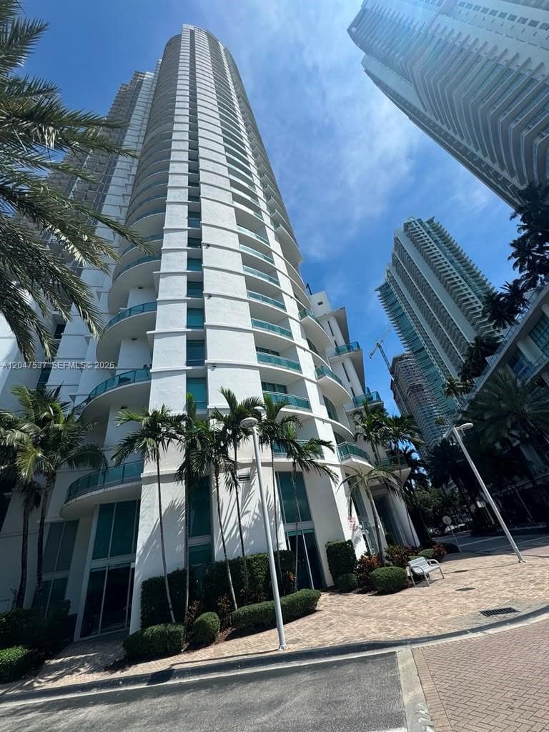 350 S Miami Ave 3304 photo 1