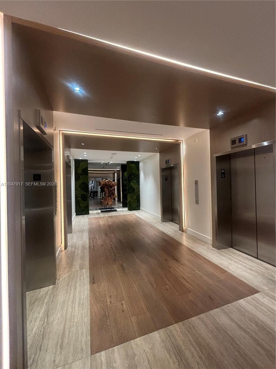 2301 Collins Ave 833 photo 4