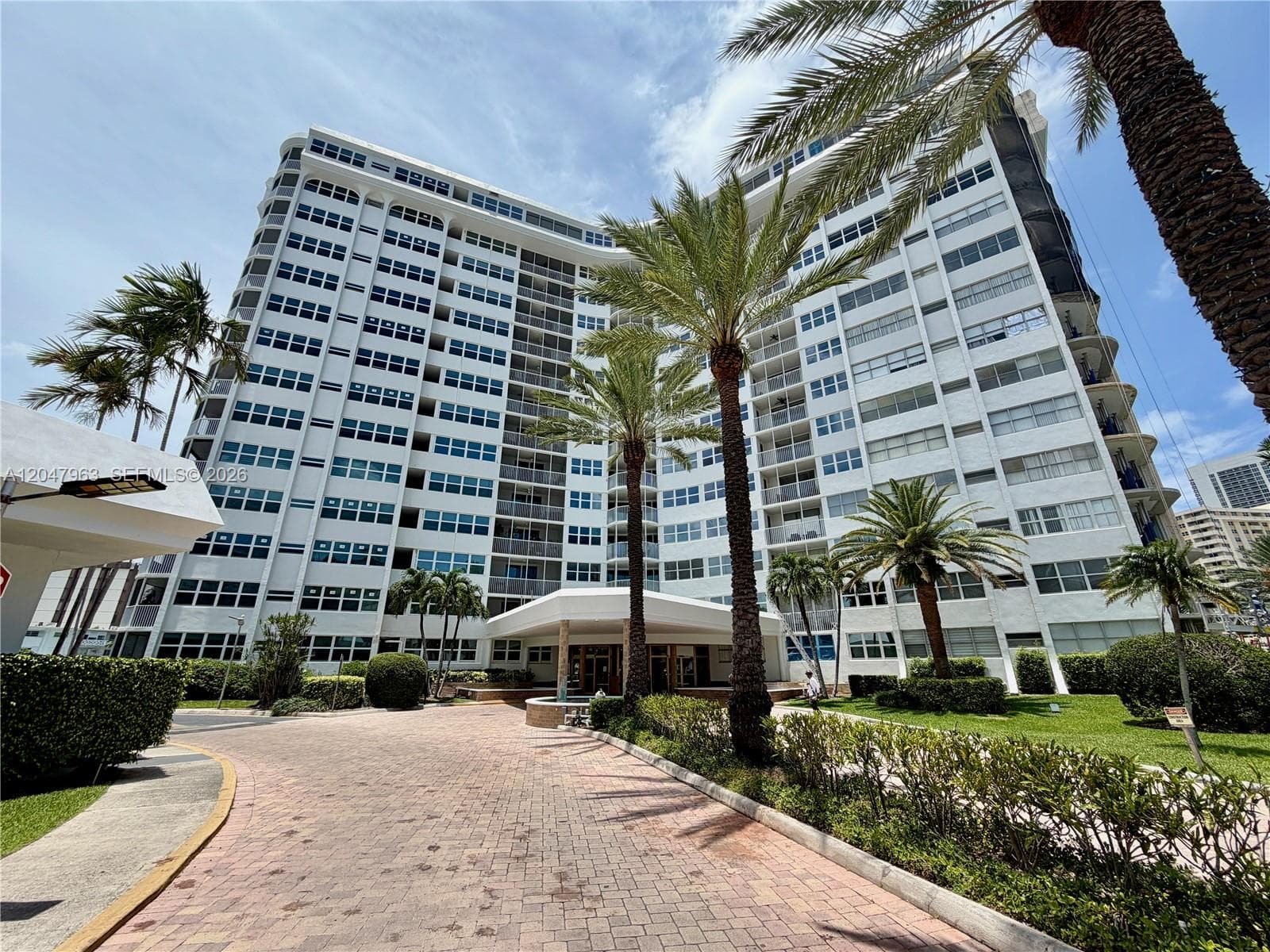 100 Golden Isles Dr 901 photo 4