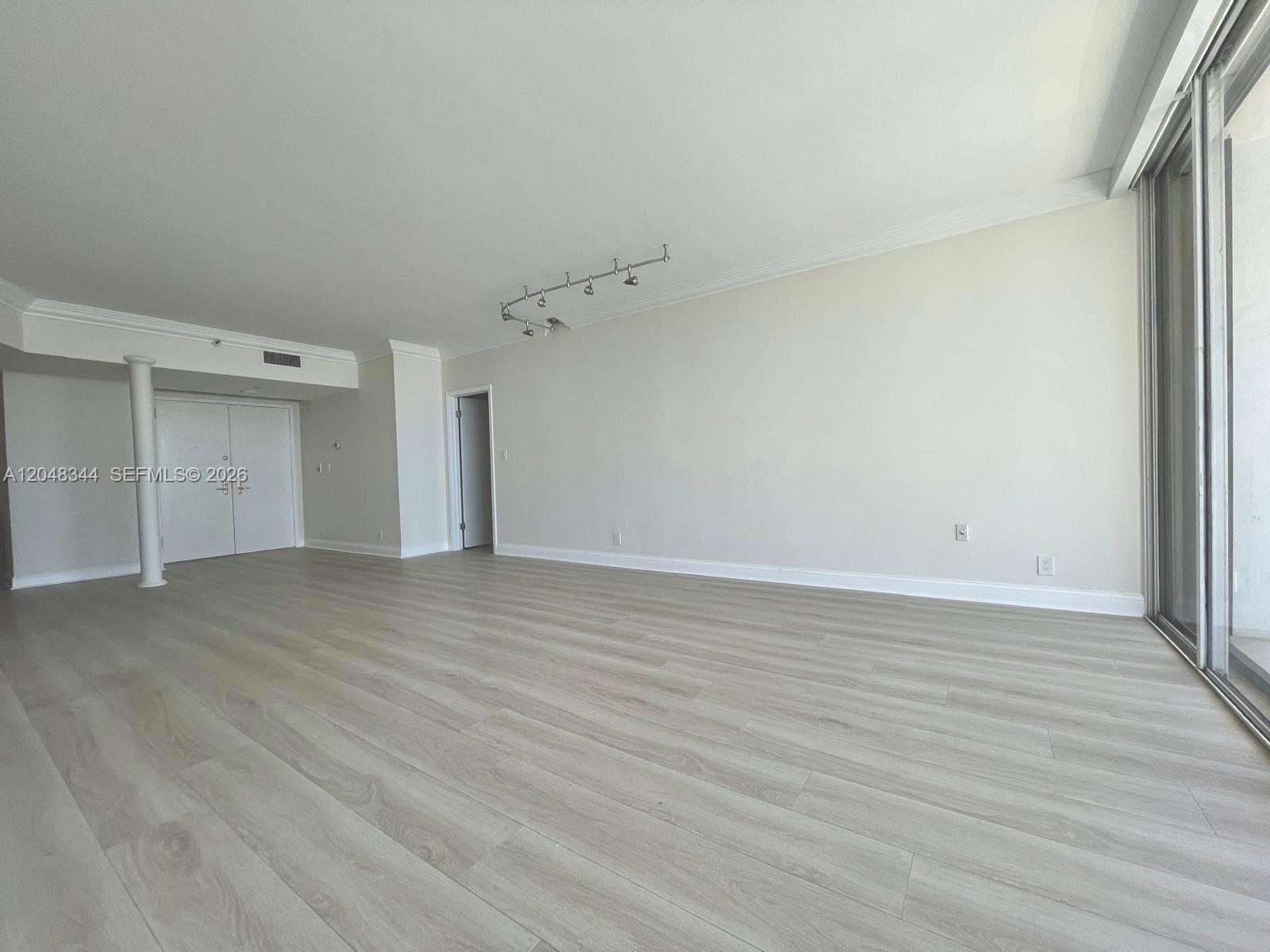 20281 E Country Club Dr 2104 photo 8