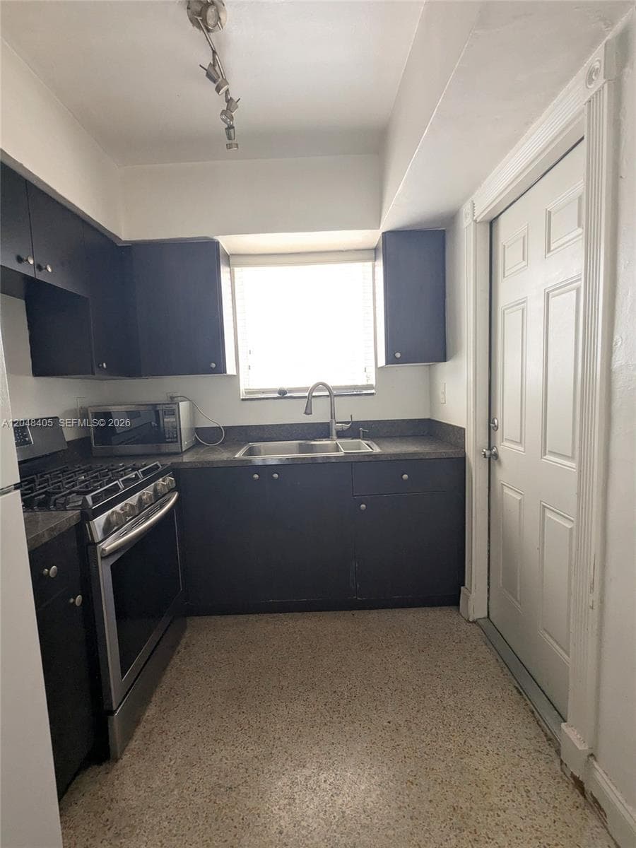 7805 Crespi Blvd 1 photo 5