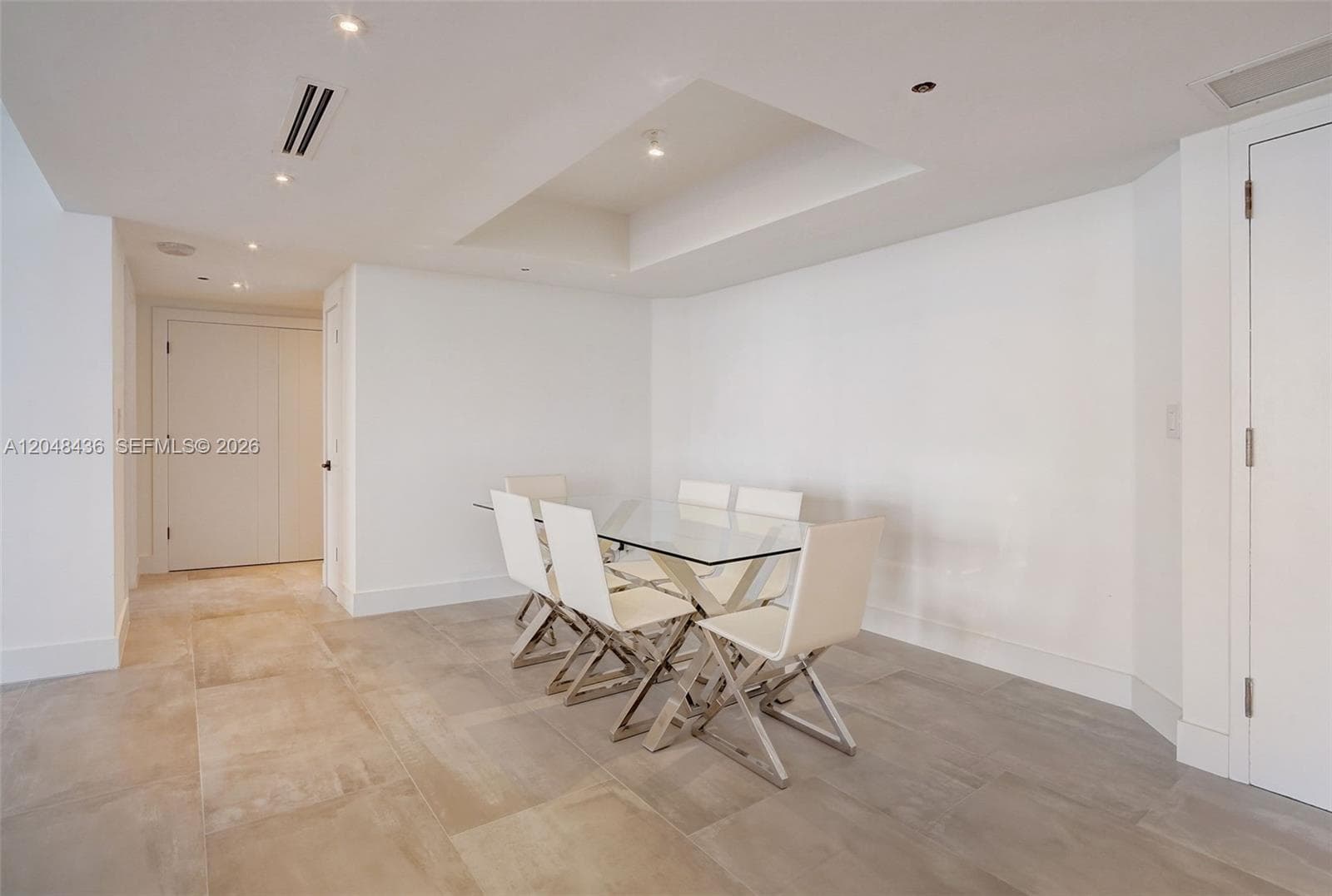 20191 E Country Club Dr 802 photo 4