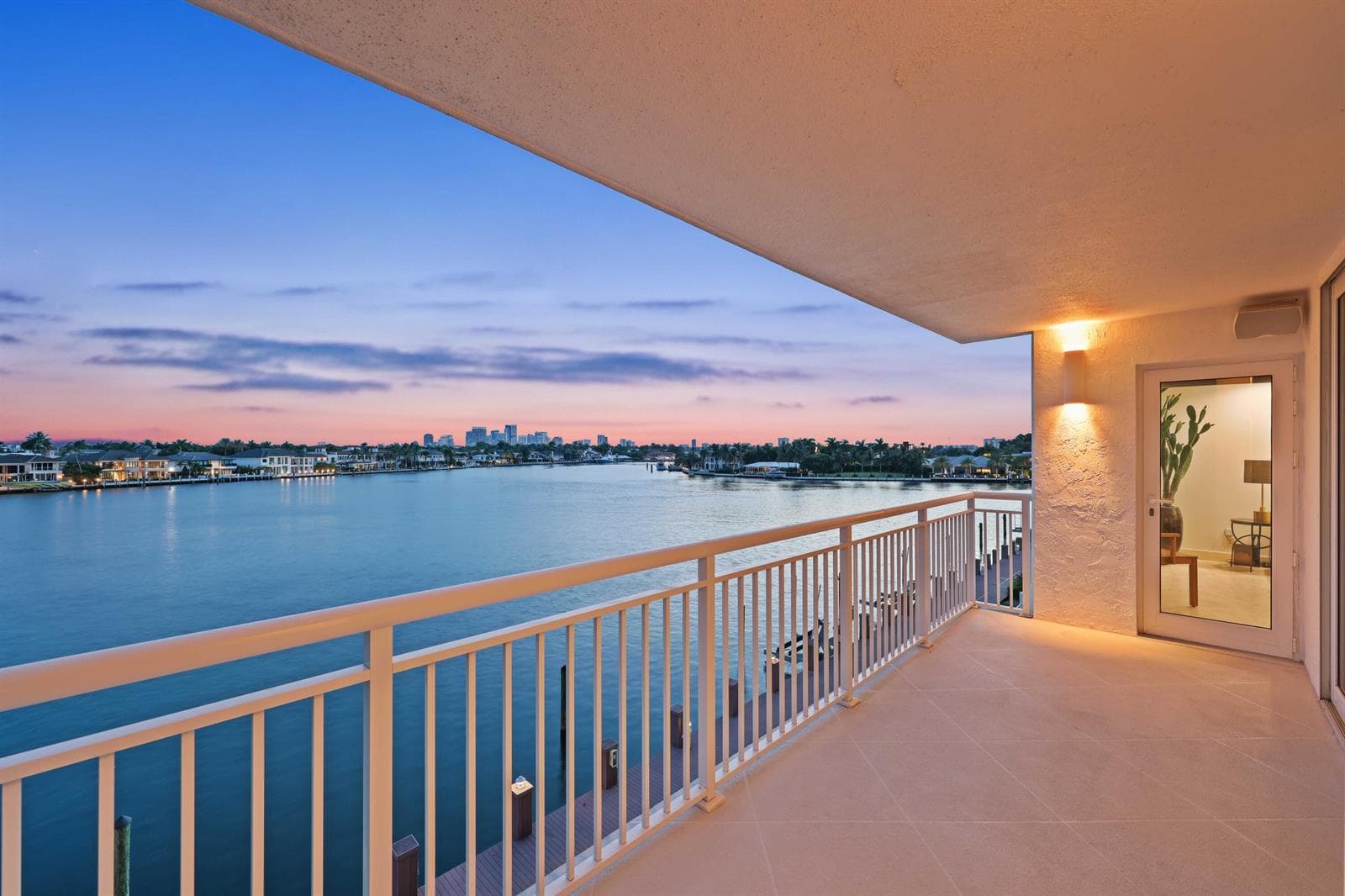511 Bayshore Drive 401 photo 2