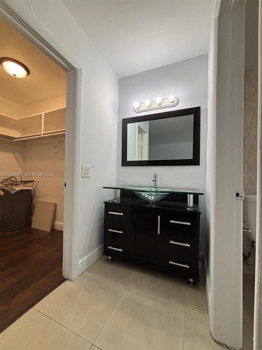 1860 Venice Park Dr 110 photo 5