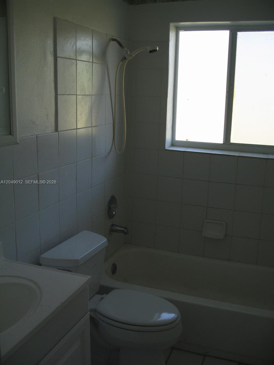 136 NW 14th Way . photo 3