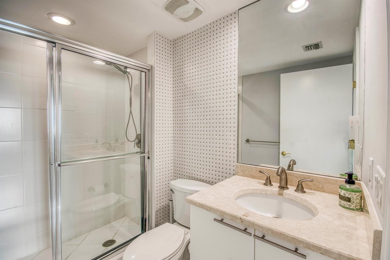 2650 Lake Shore Drive 2303 photo 23