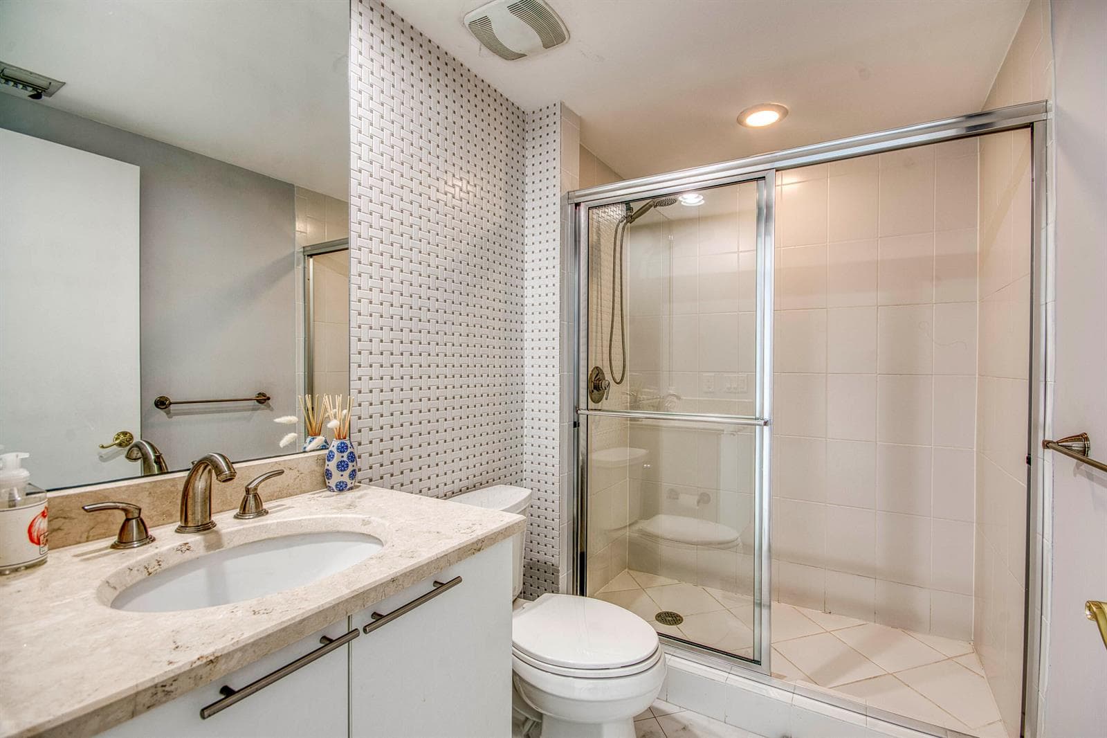 2650 Lake Shore Drive 2303 photo 25