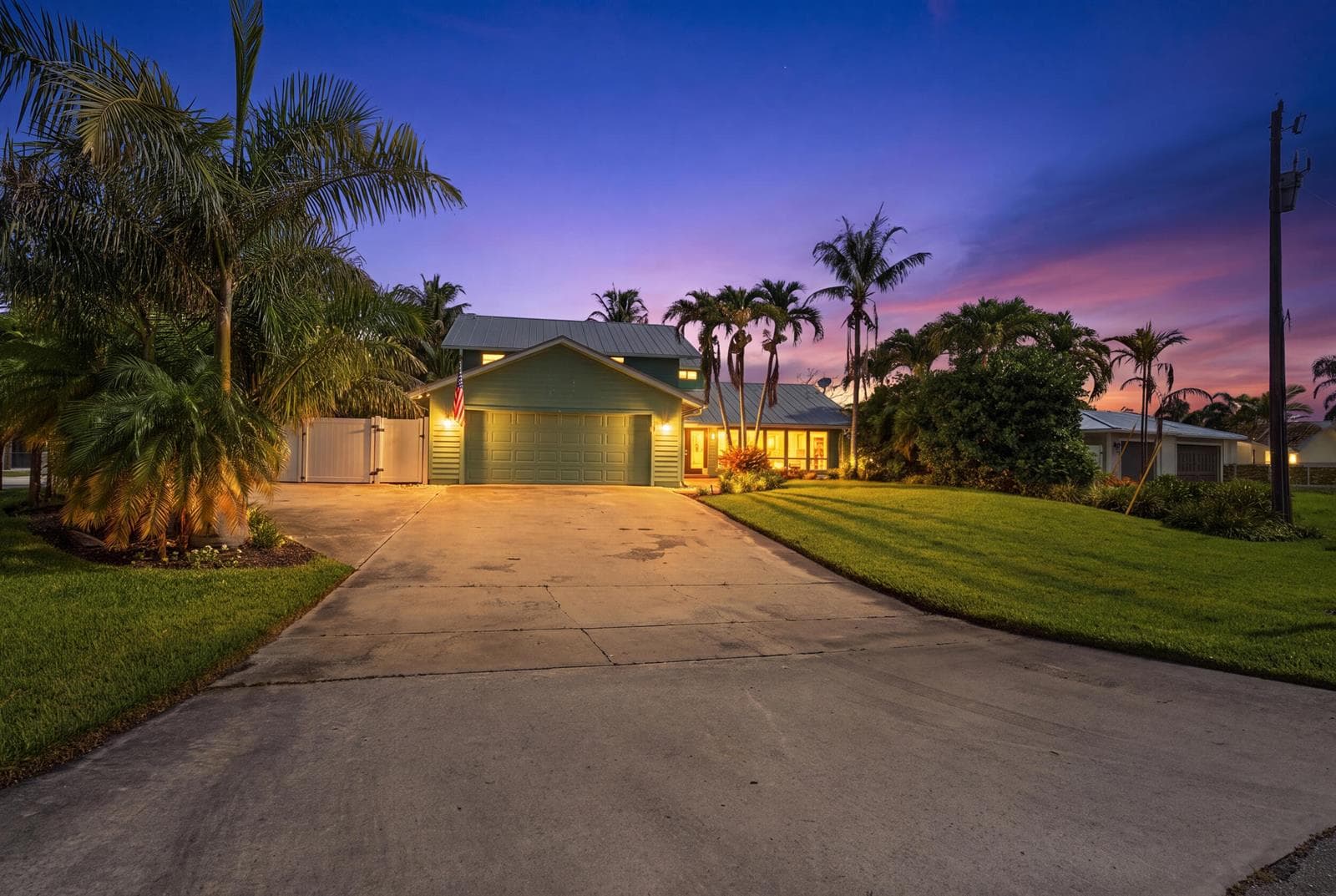 1489 SW Seahawk Way photo 2