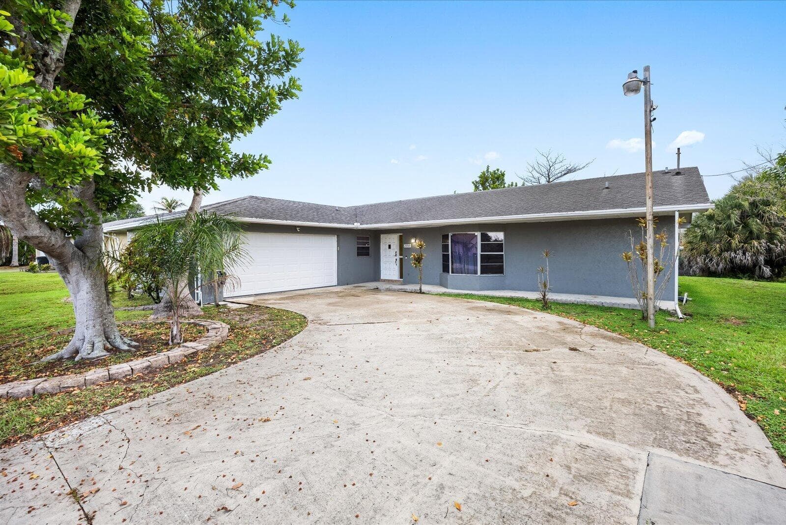 2550 SE Hemsing Street photo 1