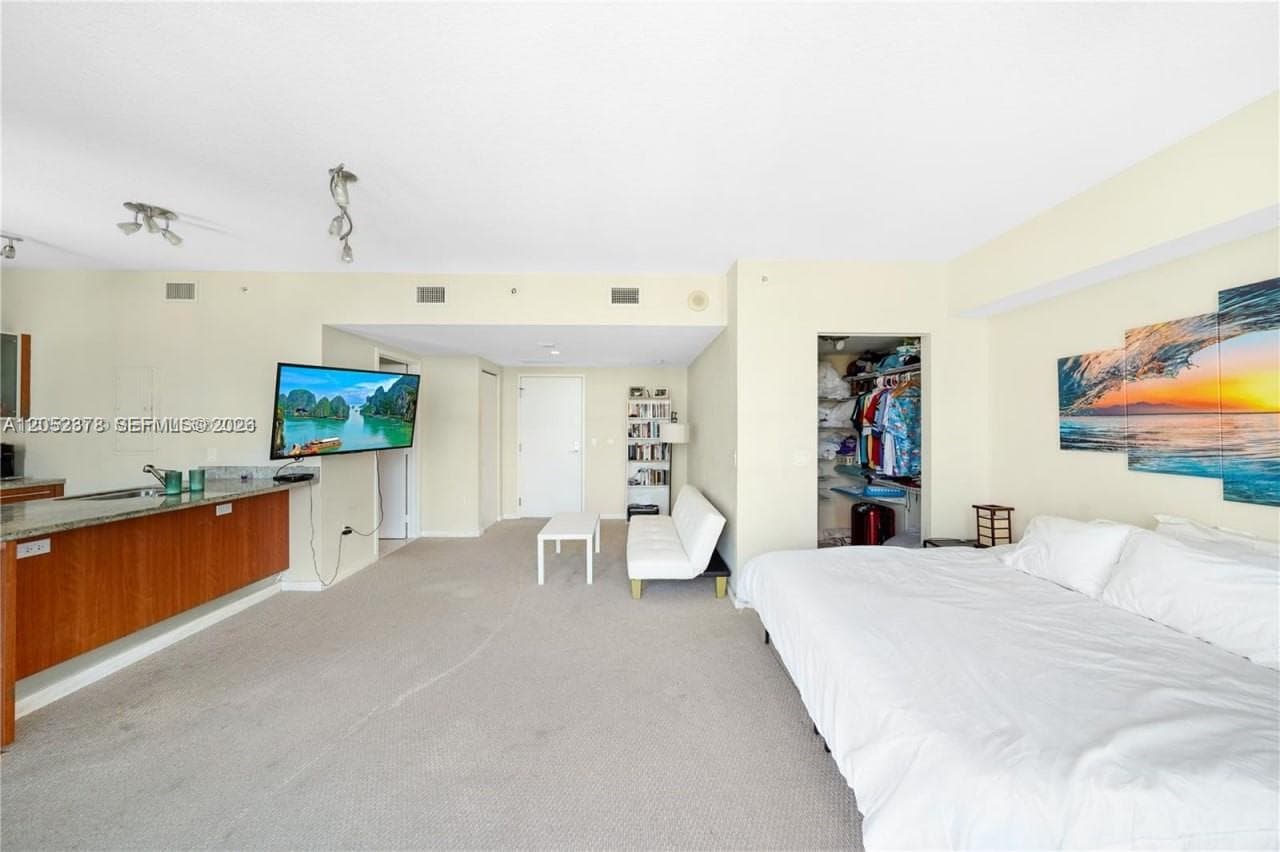 185 SW 7th St 3100 photo 3