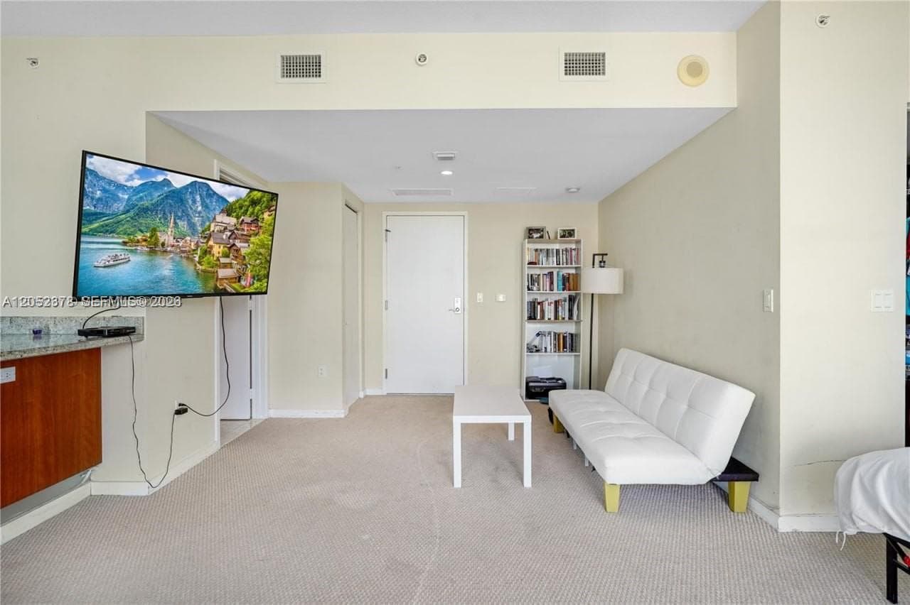 185 SW 7th St 3100 photo 4