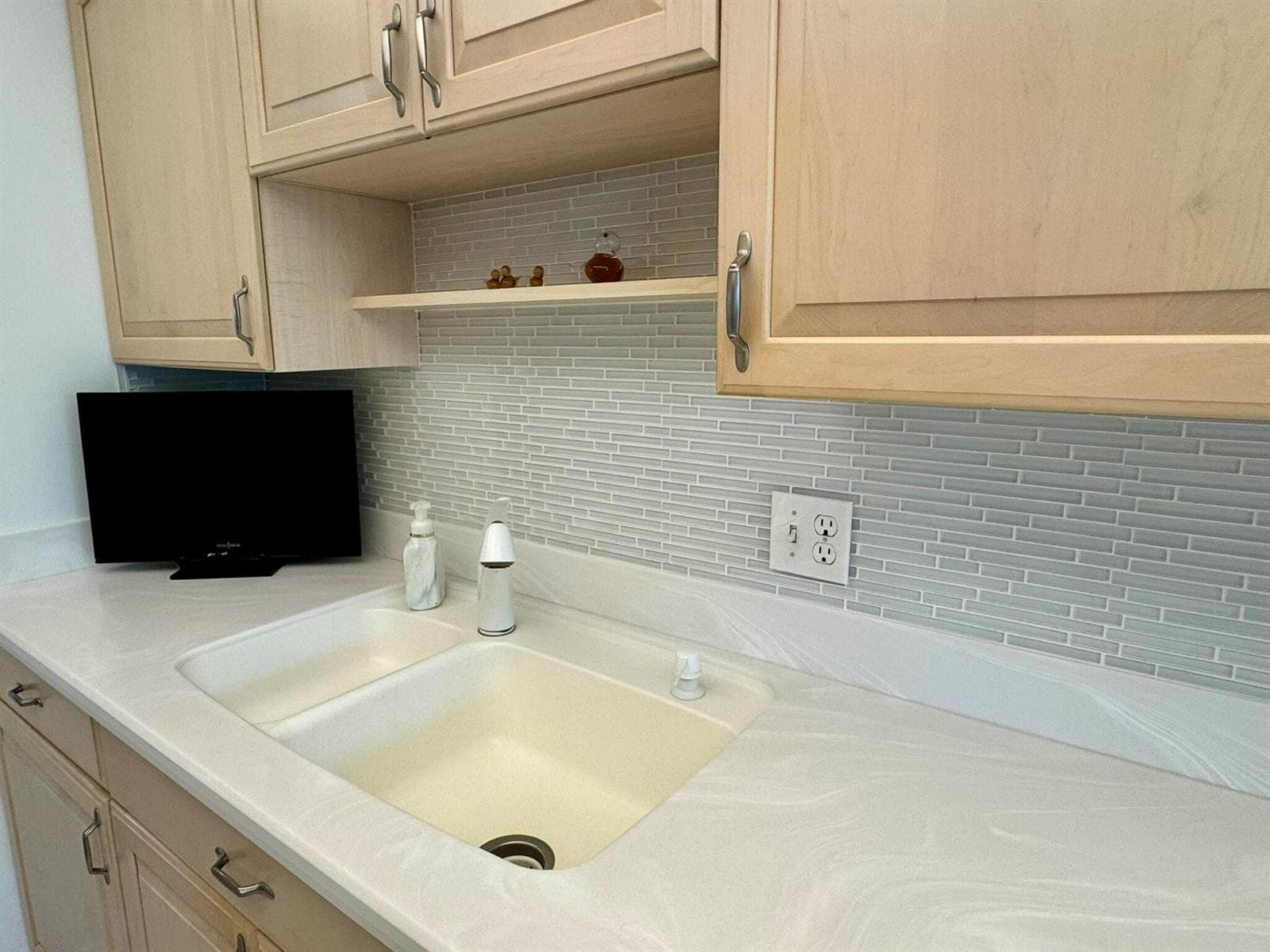 799 Jeffery Street 4100 photo 9
