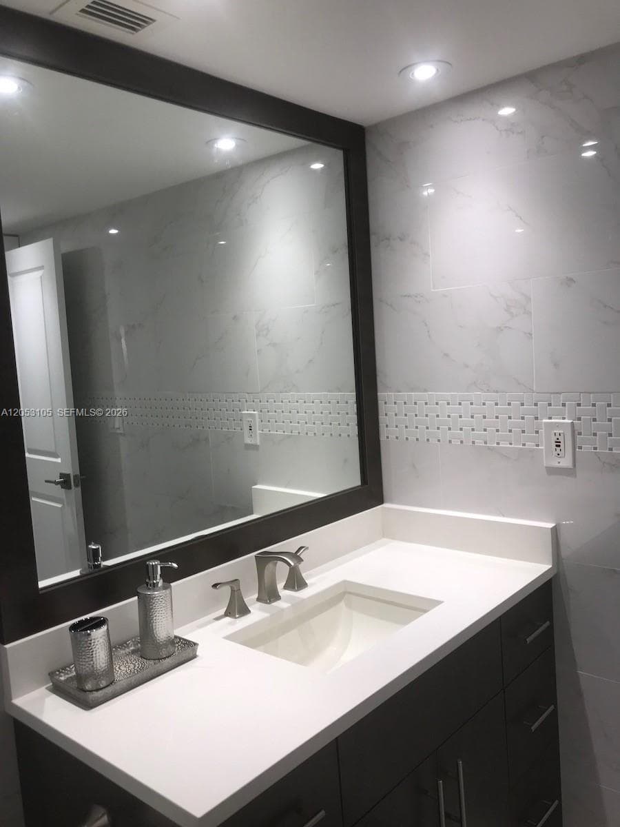 19390 COLLINS AV 417 photo 6