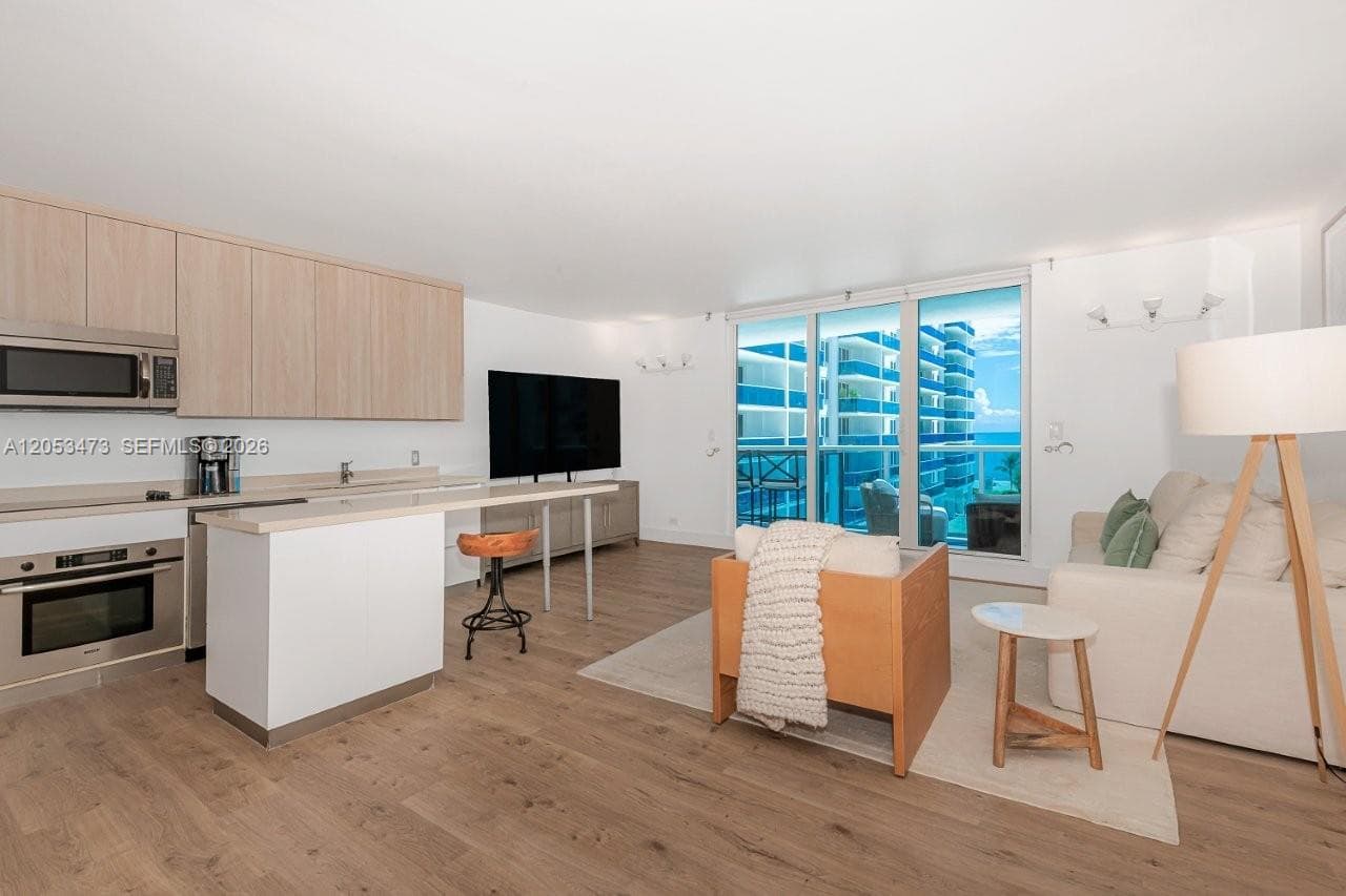 2301 Collins Ave 541 photo 4