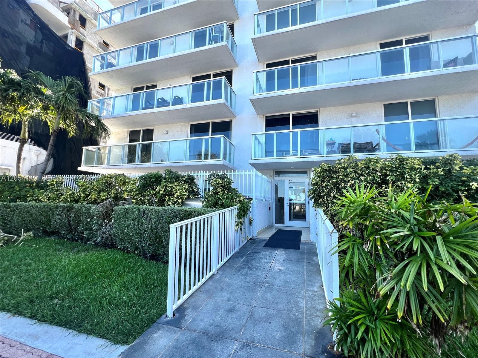 2457 Collins Ave 402 photo 4