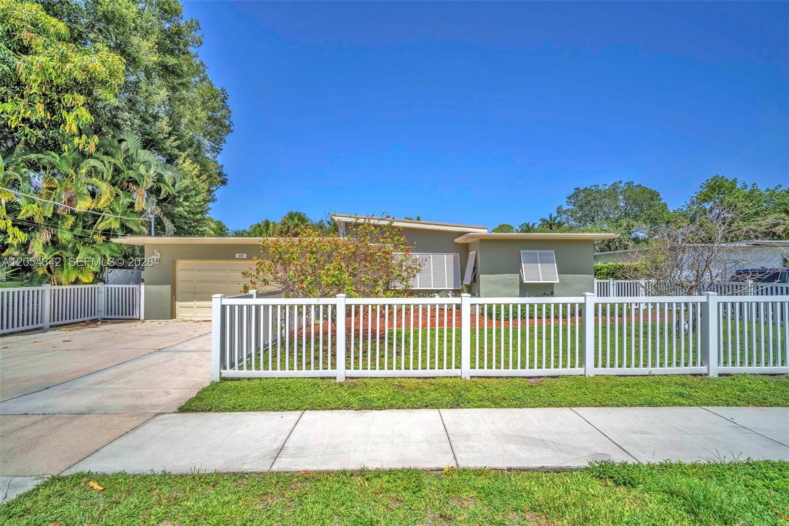800 SW 8th Ter photo 2