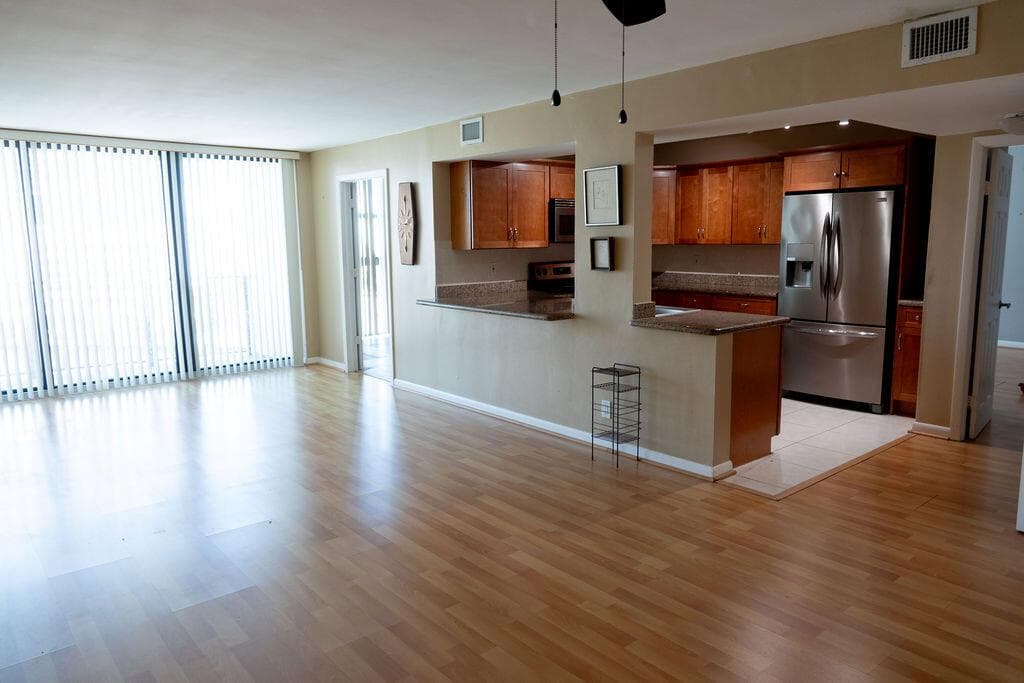 200 LESLIE Drive 819 photo 23