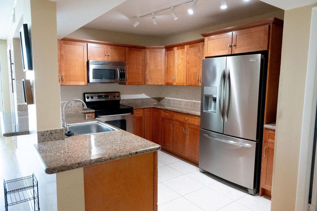 200 LESLIE Drive 819 photo 2