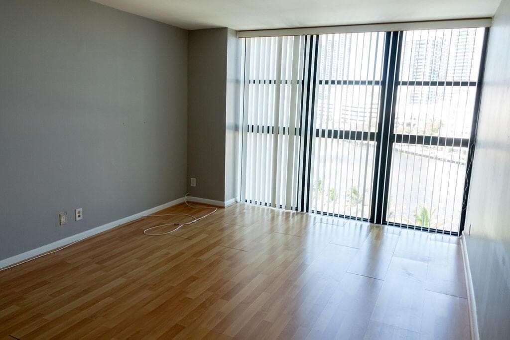 200 LESLIE Drive 819 photo 3