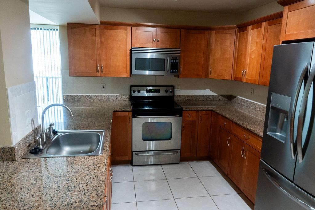 200 LESLIE Drive 819 photo 4