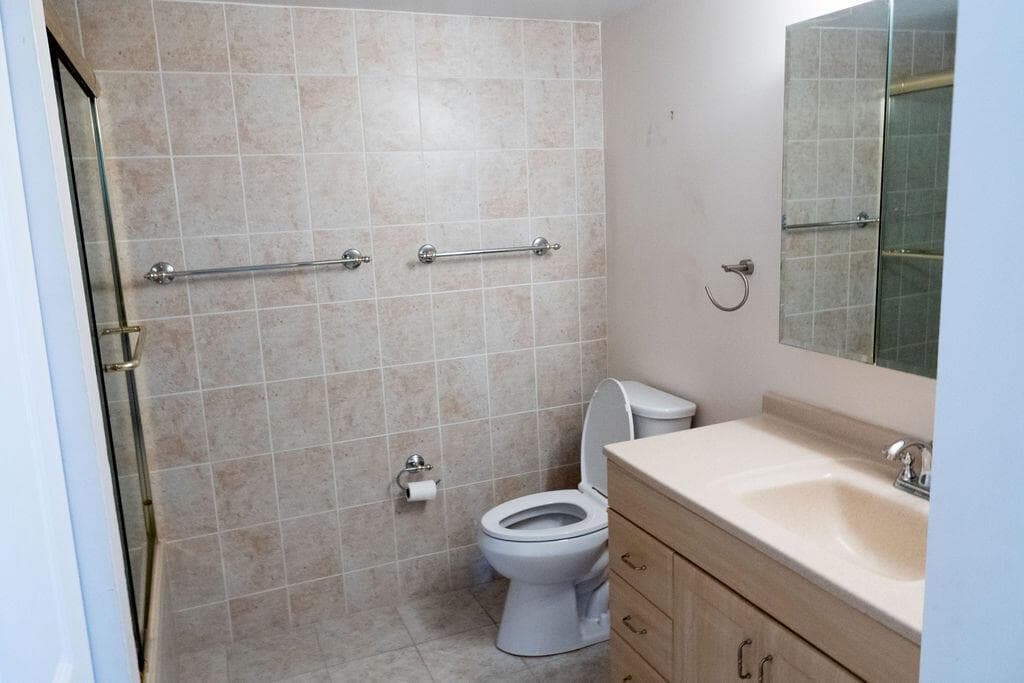 200 LESLIE Drive 819 photo 8