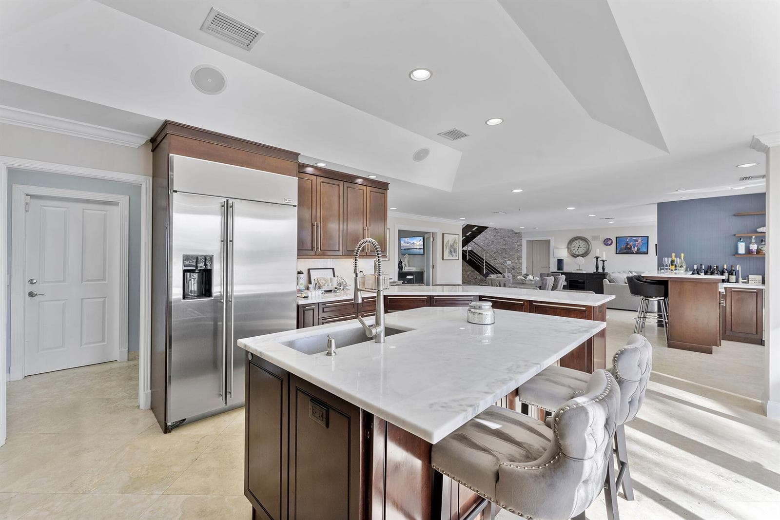 910 JASMINE Drive photo 9