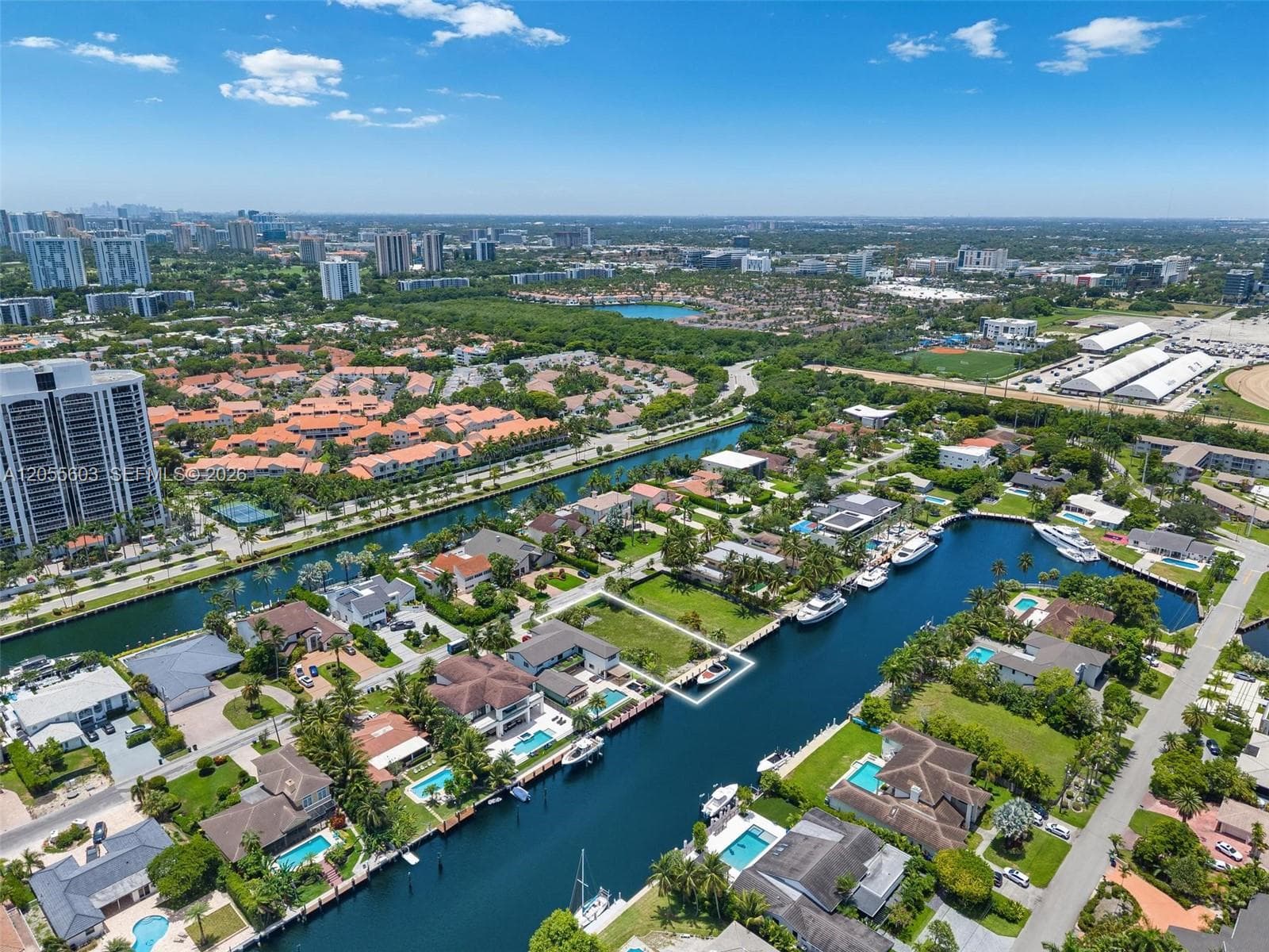 460 Holiday Dr photo 12