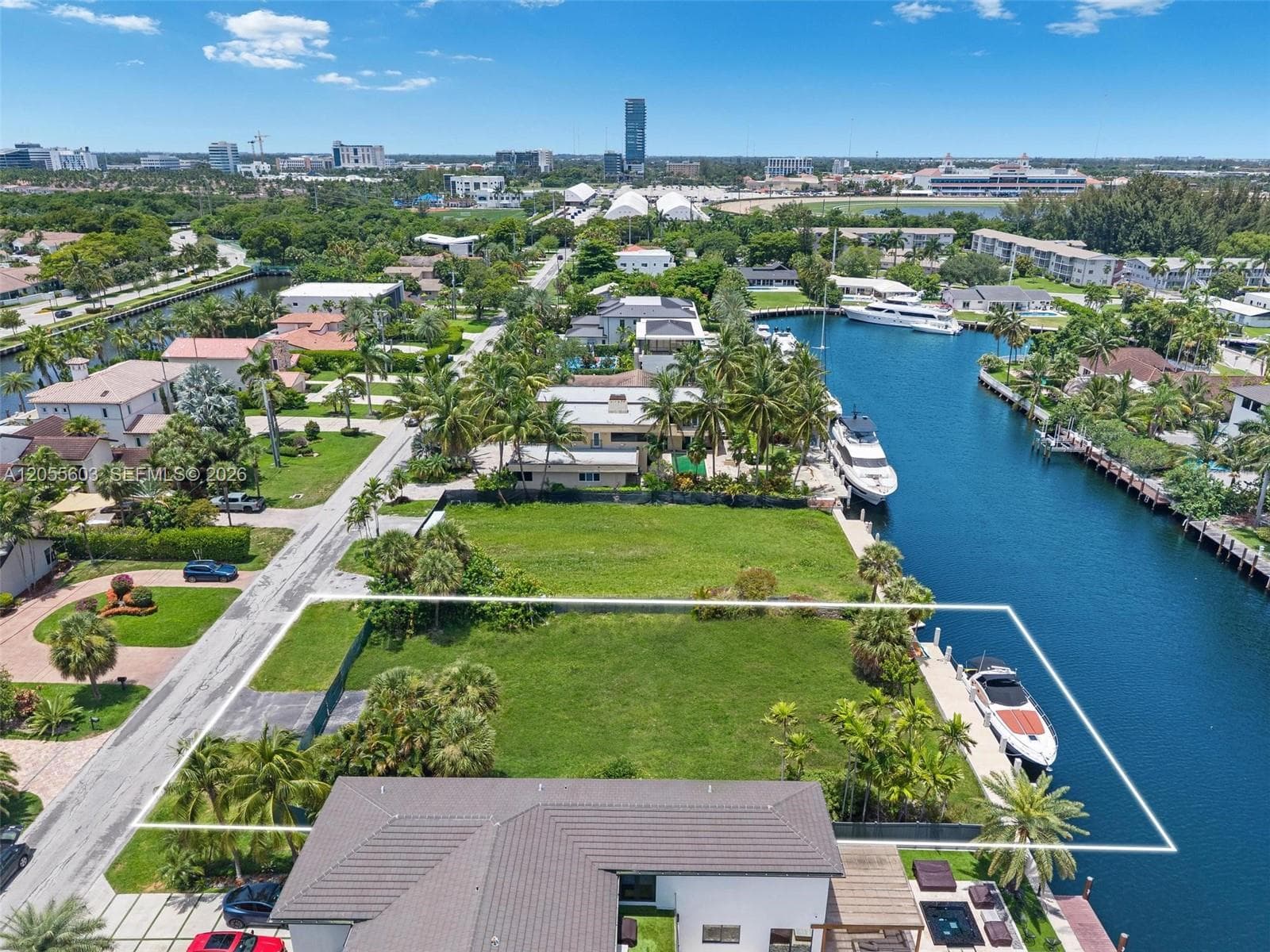 460 Holiday Dr photo 4