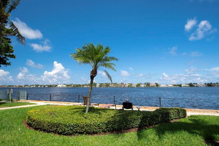 160 YACHT CLUB Way 210 photo 17