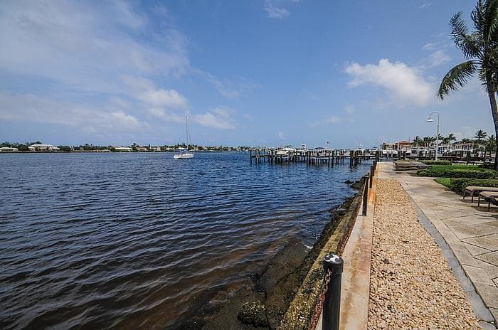 160 YACHT CLUB Way 210 photo 24