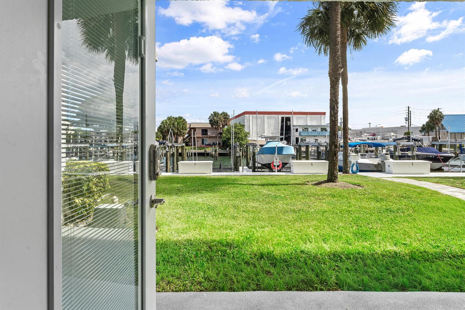 108 Paradise Harbour Boulevard 107 photo 23