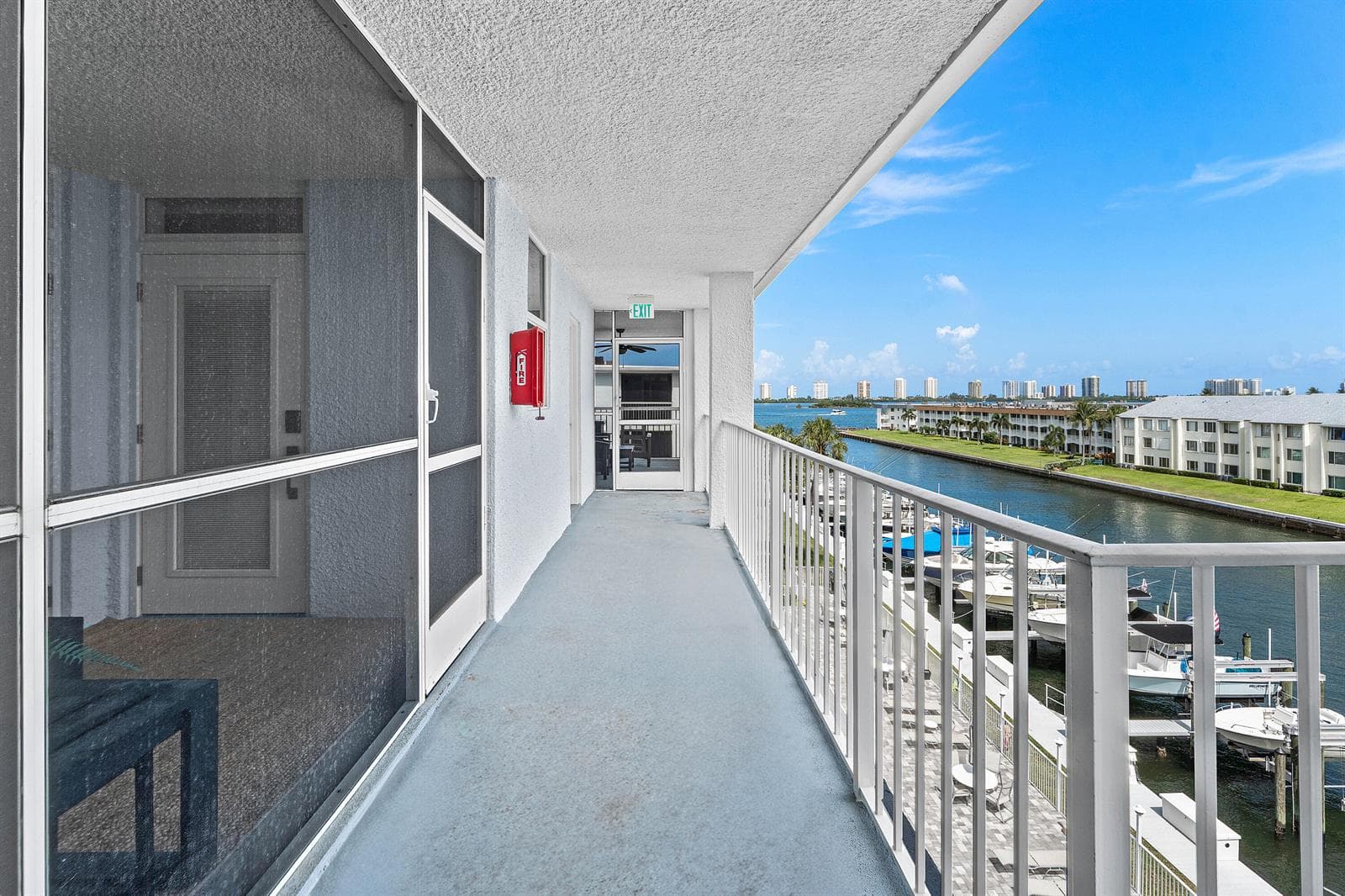 108 Paradise Harbour Boulevard 502 photo 2