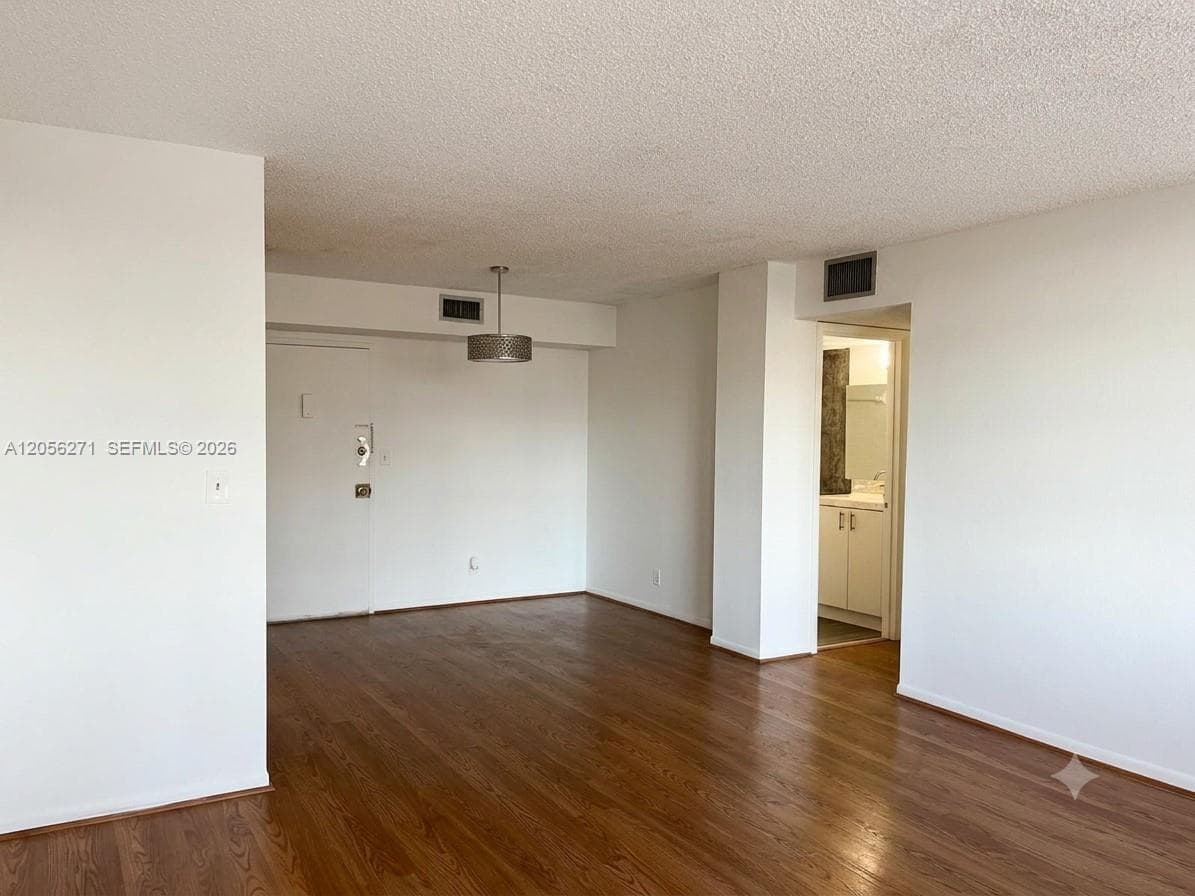 2025 NE 164 St 408 photo 4