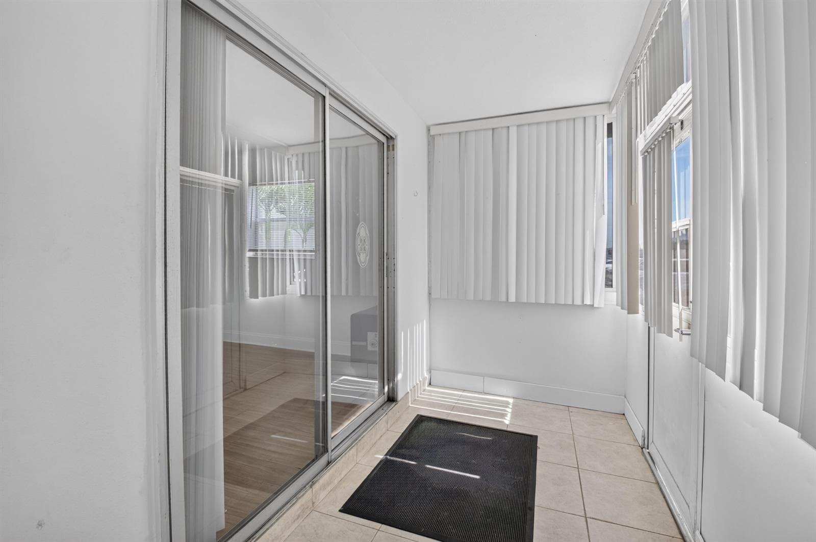 449 MONACO J photo 18
