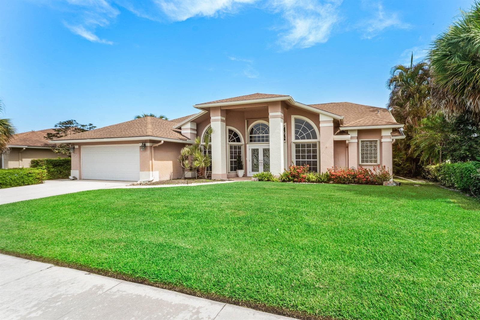 157 MONTEREY Way photo 2