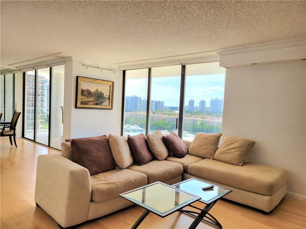 19707 TURNBERRY Way 14D photo 3