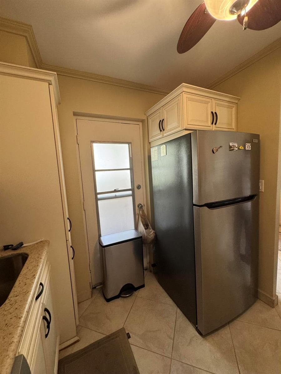 220 Kings Point Drive 210 photo 16