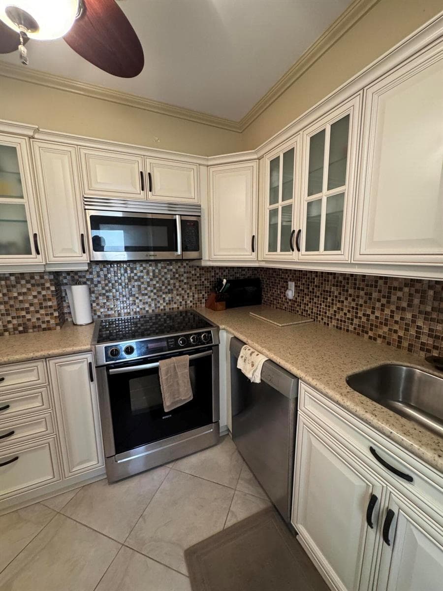 220 Kings Point Drive 210 photo 8
